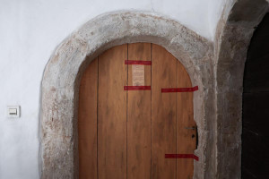 Selos da pol&iacute;cia francesa afixados na porta de um apartamento em Orange, no sul da Fran&ccedil;a, em 28 de julho de 2026, ap&oacute;s a descoberta dos corpos de cinco beb&ecirc;s