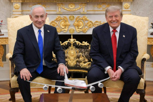 Primeiro-ministro de Israel, Benjamin Netanyahu (&agrave; esquerda), posa com o presidente dos EUA, Donald Trump, no Sal&atilde;o Oval da Casa Branca