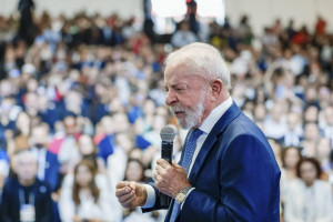Em cen&aacute;rios estimulados de segundo turno, Lula vence todos os candidatos
