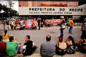 Movimentos por moradia protestam em frente &agrave; Prefeitura do Recife, nesta ter&ccedil;a-feira (28)