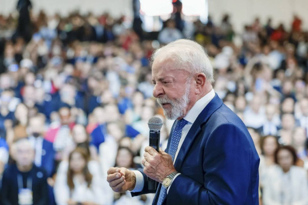 Em cen&aacute;rios estimulados de segundo turno, Lula vence todos os candidatos