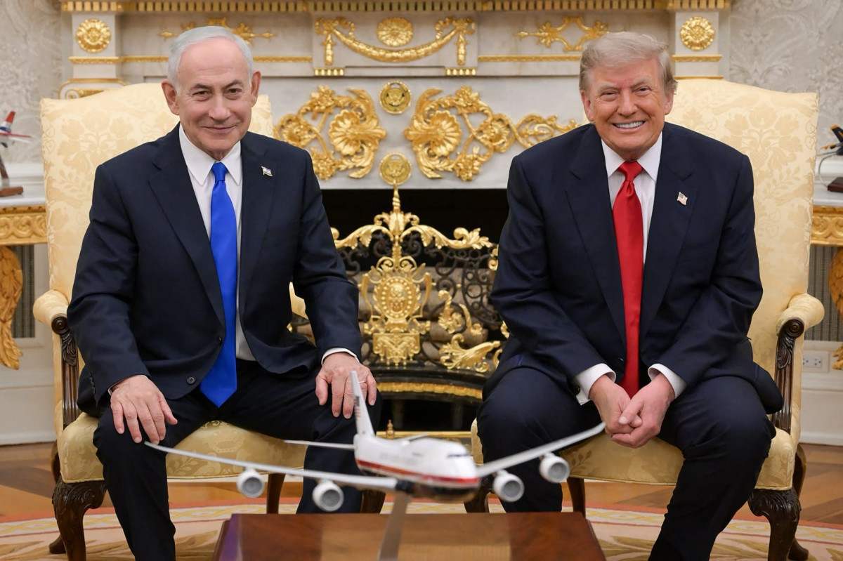 Primeiro-ministro de Israel, Benjamin Netanyahu (à esquerda), posa com o presidente dos EUA, Donald Trump, no Salão Oval da Casa Branca/ AFP