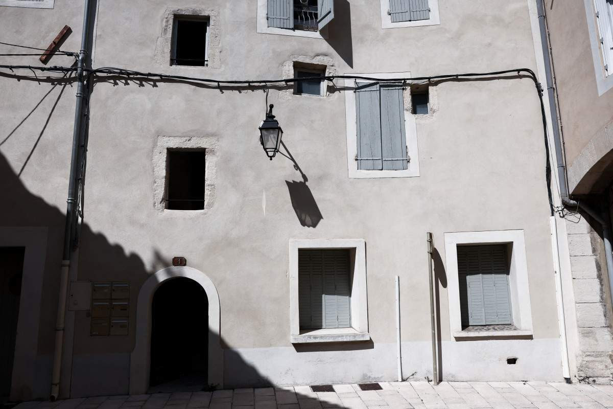  Entrada do apartamento em Orange, no sul da França, onde foram descobertos os corpos dos bebês/ THIBAUD MORITZ / AFP