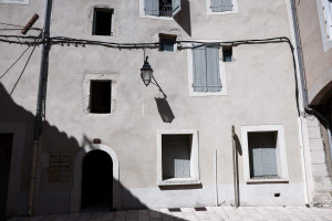  Entrada do apartamento em Orange, no sul da Fran&ccedil;a, onde foram descobertos os corpos dos beb&ecirc;s