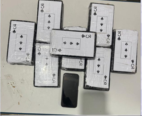 A droga estava em caixas que lembram as atingas caixas de fita VHS, com capa de cartas de baralho/Divulgação/PMPE