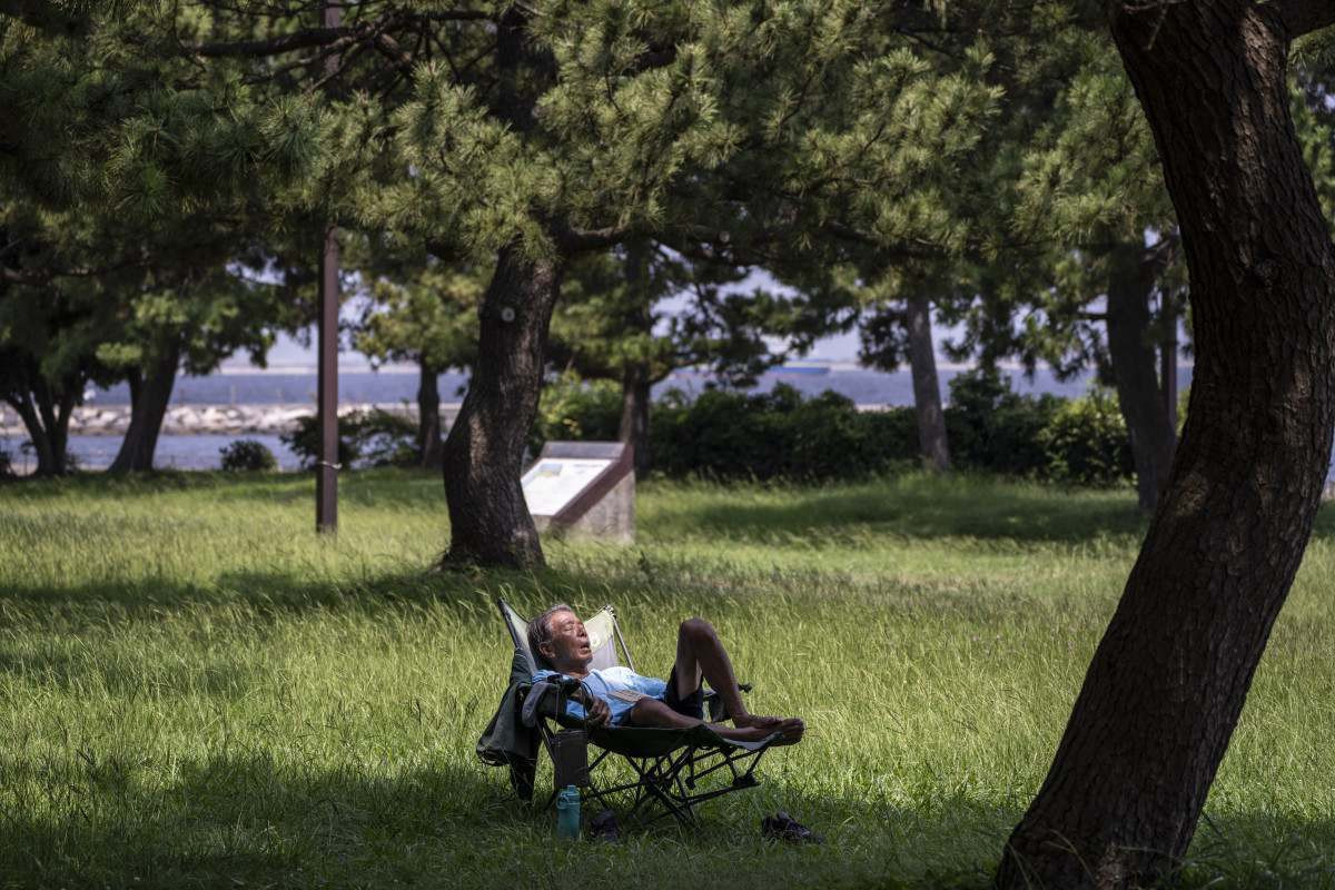 Homem em um parque de Tokyo/Yuichi Yamazaki/AFP
