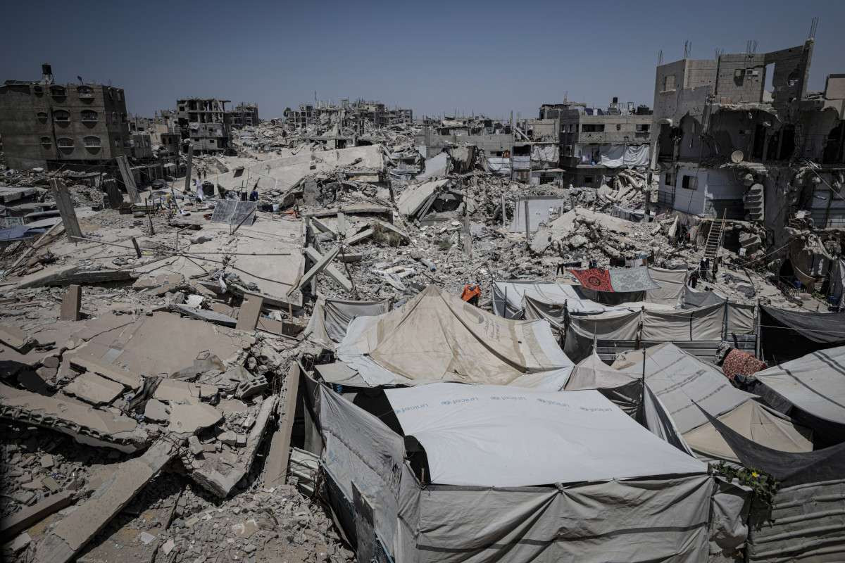 Quatro pessoas, incluindo uma menina de oito anos, morreram num ataque inicial contra um acampamento de tendas em Khan Younis, no sul./Foto: AHMED AL ARINI / MIDDLE EAST IMAGES / MIDDLE EAST IMAGES VIA AFP 