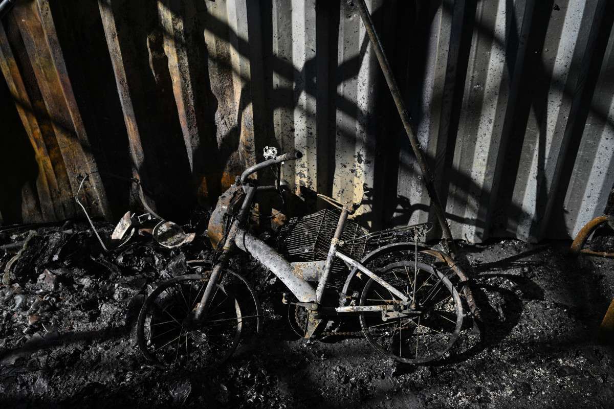 Bicicleta queimada em um mercado após um ataque com mísseis russos em Kiev/Genya Savilov/AFP