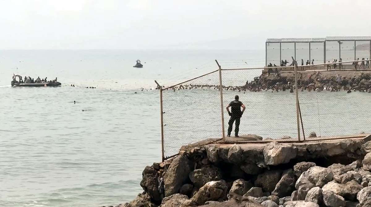 Migrantes nadando no mar para chegar à costa de Ceuta, um enclave espanhol no norte da África/Lucía Diaz/AFP