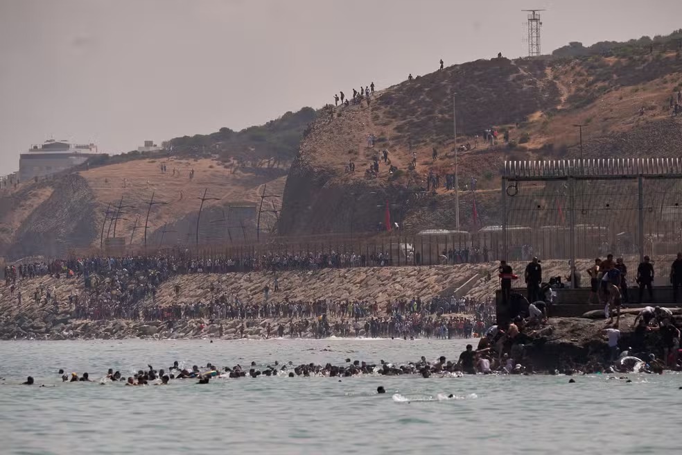 Imigrantes marroquinos nadam até o exclave espanhol de Ceuta, no norte da África/Antonio Sempere/AFP
