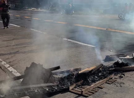 Buracos e suspensão de ônibus levam moradores a protesto em Paulista
/Foto: Reprodução/DeOlhonoJanga