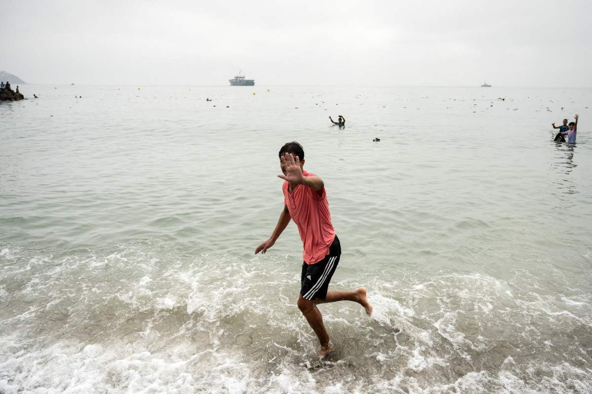 Milhares de migrantes atravessaram a nado do Marrocos para o enclave de Ceuta,l no norte da África, durante a noite/Jorge Guerrero/AFP