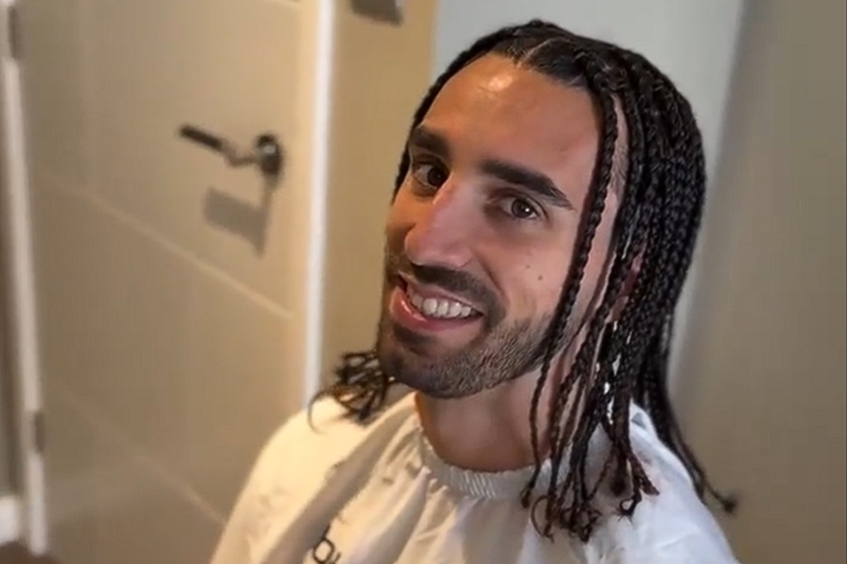 Cucurella, lateral do Real Madrid e da seleção espanhola de novo visual/REPRODUÇÃO/VÍDEO