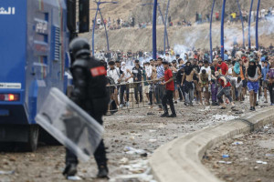 For&ccedil;as de seguran&ccedil;a marroquinas entram em confronto com migrantes que tentam atravessar para o enclave espanhol de Ceuta, no norte da &Aacute;frica