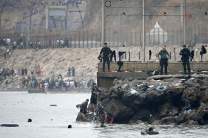 Migrantes tentam atravessar a nado as &aacute;guas pr&oacute;ximas &agrave; fronteira com Marrocos para entrar no enclave espanhol de Ceuta