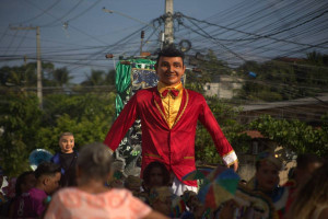 Dom Juan do Monte leva seu boneco gigante de tr&ecirc;s metros de altura para o Arrast&atilde;o do Frevo