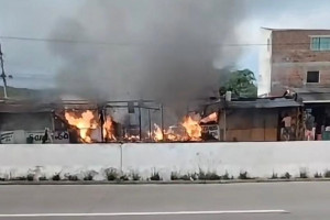Inc&ecirc;ndio destr&oacute;i tr&ecirc;s barracas &agrave;s margens da BR-232 em Bezerros, no Agreste