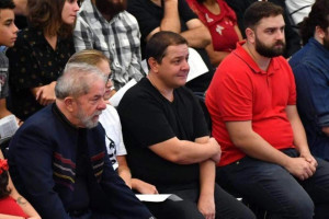 Lulinha (ao centro) &eacute; investigado por suposto tr&aacute;fico de influ&ecirc;ncia em prol da empresa empresa World Cannabis junto ao governo federal