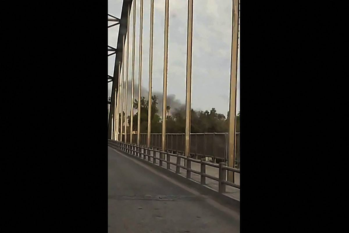 Fumaça saindo em grandes nuvens na cidade de Ahvaz, no sudoeste do Irã
/VARIOUS SOURCES/AFP