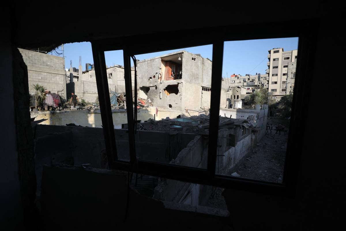 Palestinos examinam e removem os escombros de um prédio danificado em um ataque israelense ao campo de refugiados de Nuseirat, no centro da Faixa de Gaza, Palestina, em 1º de agosto de 2026/HASSAN JEDI/ANADOLU/ANADOLU VIA AFP