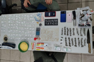 Entorpecentes, faca e R$ 40 em esp&eacute;cie foram apreendidos durante opera&ccedil;&atilde;o em Vit&oacute;ria de Santo Ant&atilde;o