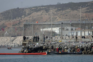 Uma barreira pneum&aacute;tica de 500 metros de extens&atilde;o &eacute; lan&ccedil;ada na &aacute;gua por uma embarca&ccedil;&atilde;o da Guarda Civil espanhola, perto do posto de fronteira, para refor&ccedil;ar a seguran&ccedil;a ap&oacute;s travessias ilegais do Marrocos para o enclave espanhol de Ceuta