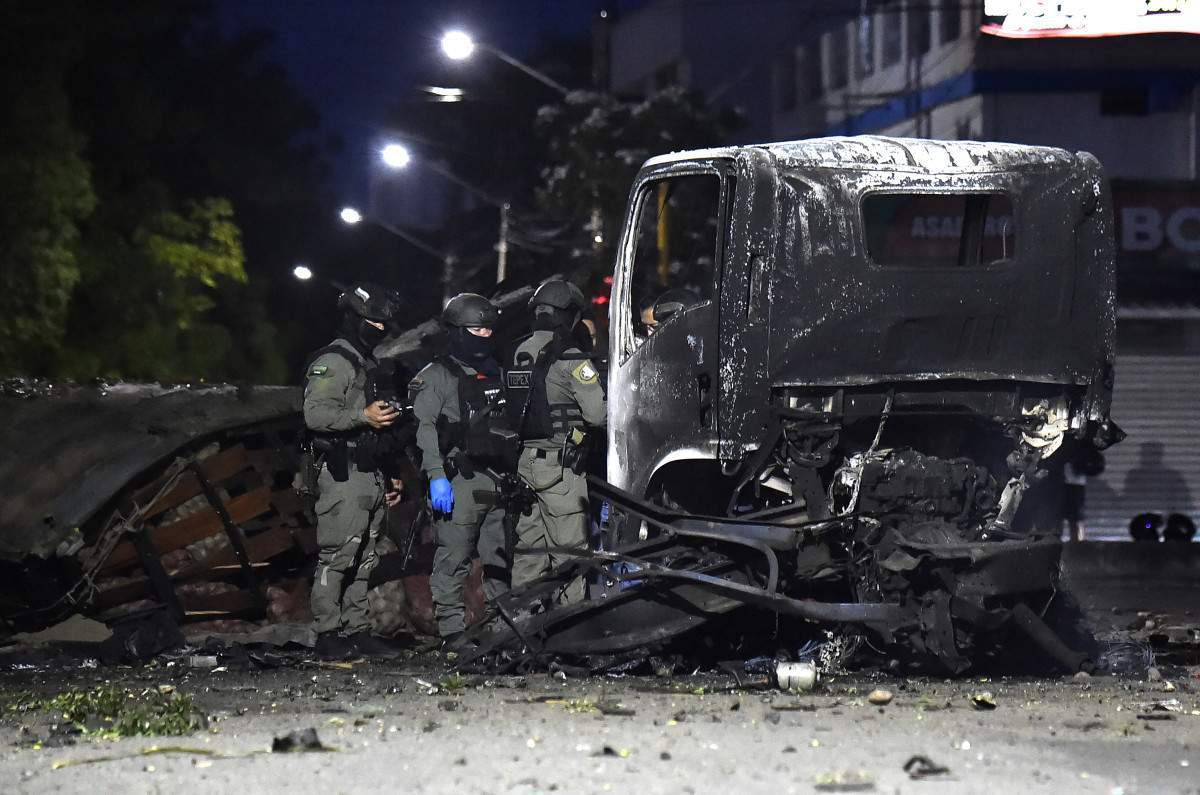 Policiais examinam os destroços de um caminhão após a explosão de um carro-bomba perto de uma delegacia de polícia em Cúcuta, na Colômbia/SCHNEYDER MENDOZA/AFP