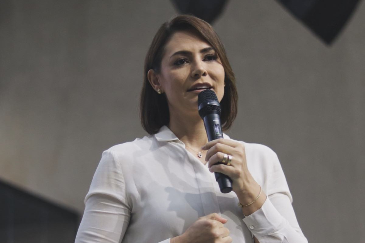 Michelle Bolsonaro também acenou ao enteado, o senador e candidato à Presidência, Flávio Bolsonaro./Foto: Divulgação/Assembleia de Deus de Brasília
