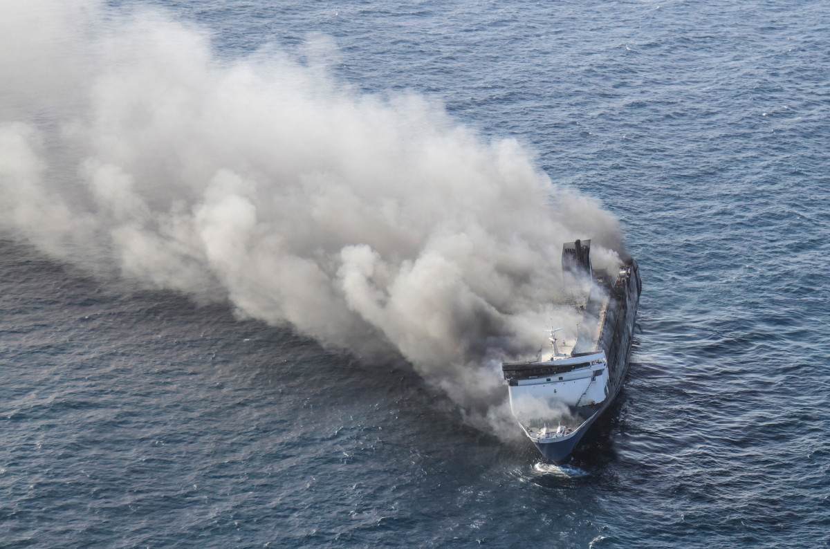 Navio de passageiros Mutiara Sentosa 2 pega fogo nas águas ao largo da ilha de Madura/FRIDA PERKASA/AFP