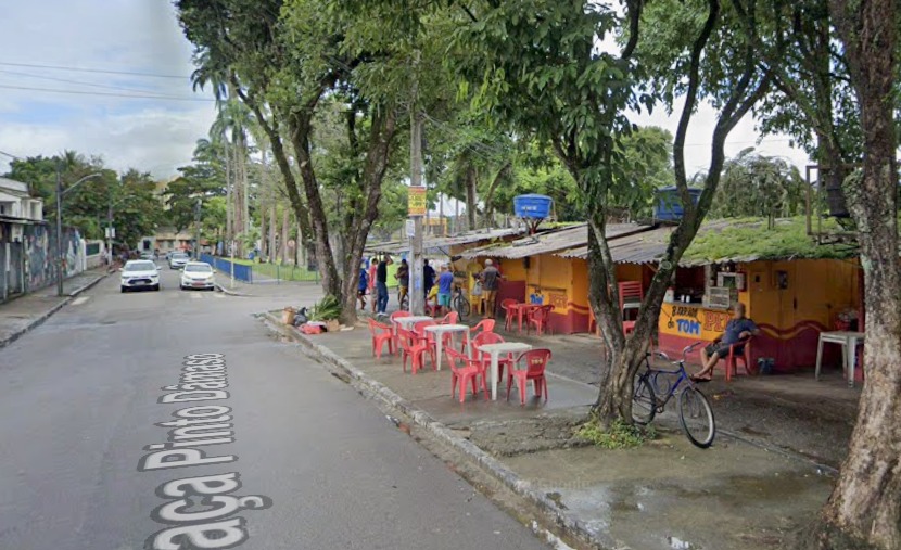 Homem morreu na Praça da Várzea antes de ser socorrido./Foto: Reprodução/Google Street View