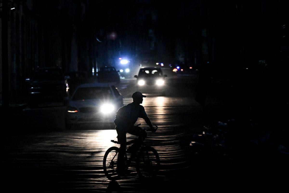 Apagão nas ruas de Havana, capital de Cuba/Foto por YAMIL LAGE / AFP