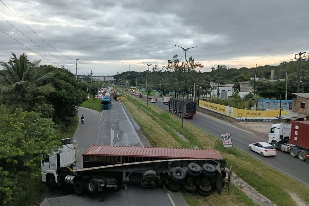 Carreta tomba na BR-101 Norte, em Abreu e Lima/Divulgação/PRF