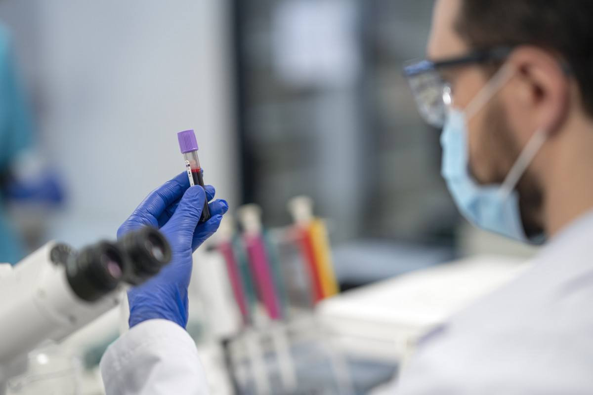 Imagem ilustra cientista realizando teste em laboratório/Magnific