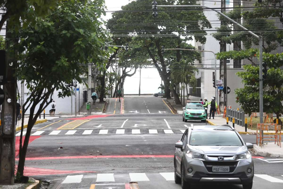O novo pontilhão tem 27,8 metros de extensão e 16,5 metros de largura, com três faixas de rolamento no sentido praia-subúrbio. (Foto: Helia Scheppa / Prefeitura do Recife)
