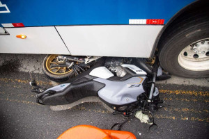 Moto ficou presa embaixo de &ocirc;nibus durante acidente