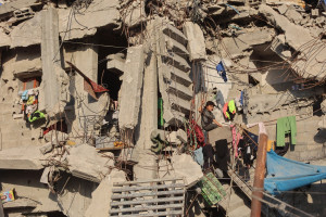 Crian&ccedil;a palestina em meio aos escombros de pr&eacute;dios destru&iacute;dos da Faixa de Gaza
