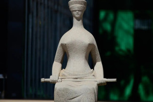 Est&aacute;tua da Justi&ccedil;a em frente ao edif&iacute;cio-sede do Supremo Tribunal Federal