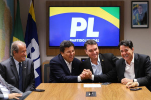 Mendon&ccedil;a Filho tem a ben&ccedil;&atilde;o de Valdemar Costa Neto, Fl&aacute;vio Bolsonaro e Anderson Ferreira