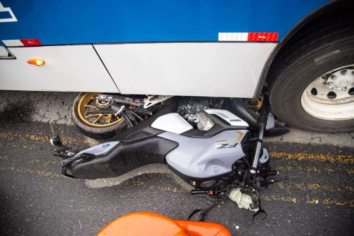 Moto ficou presa embaixo de ônibus durante acidente/Foto: Karol Rodrigues/DP Foto