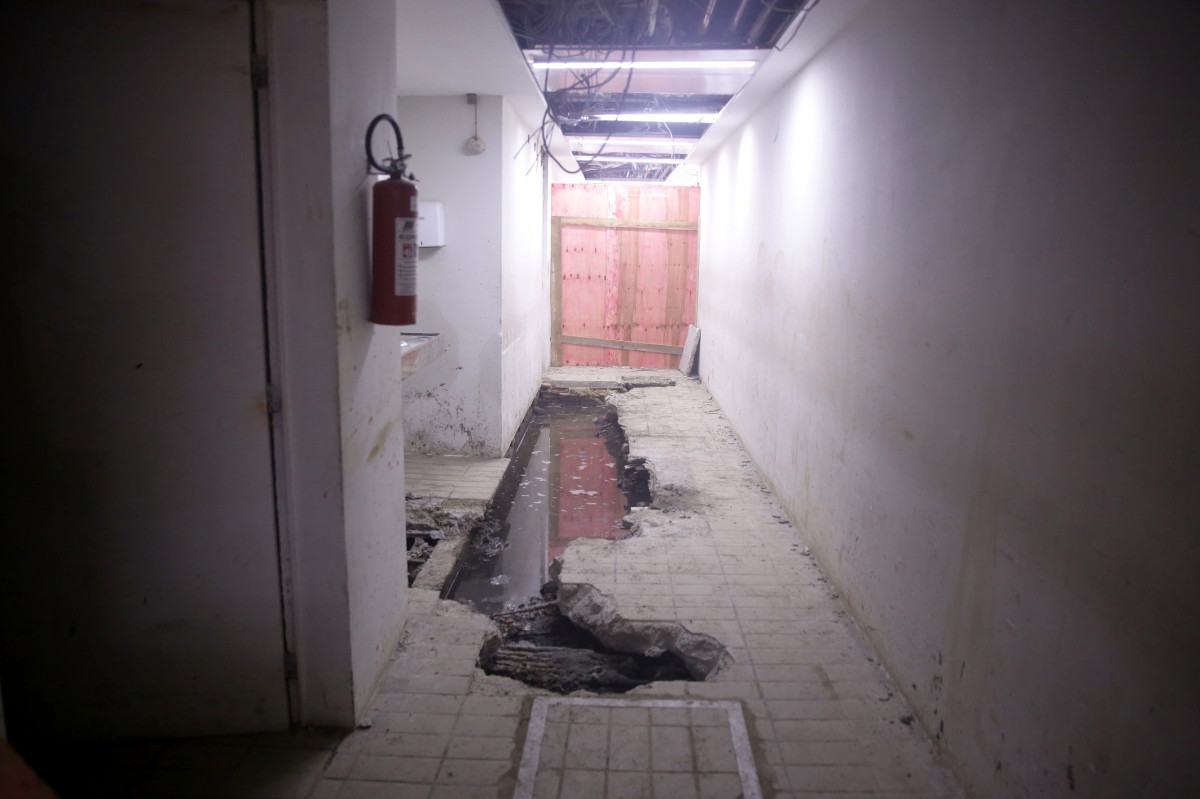 Caixas de esgoto danificadas foram descobertas embaixo do piso do setor de cozinha e do refeitório da unidade/Maurício Ferry/DP Foto