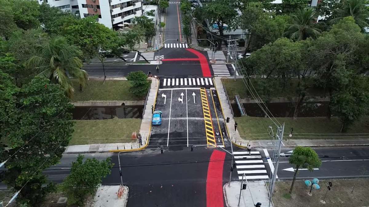 O novo pontilhão tem 27,8 metros de extensão e 16,5 metros de largura, com três faixas de rolamento no sentido praia-subúrbio./Foto: Reidson Filho / Prefeitura do Recife