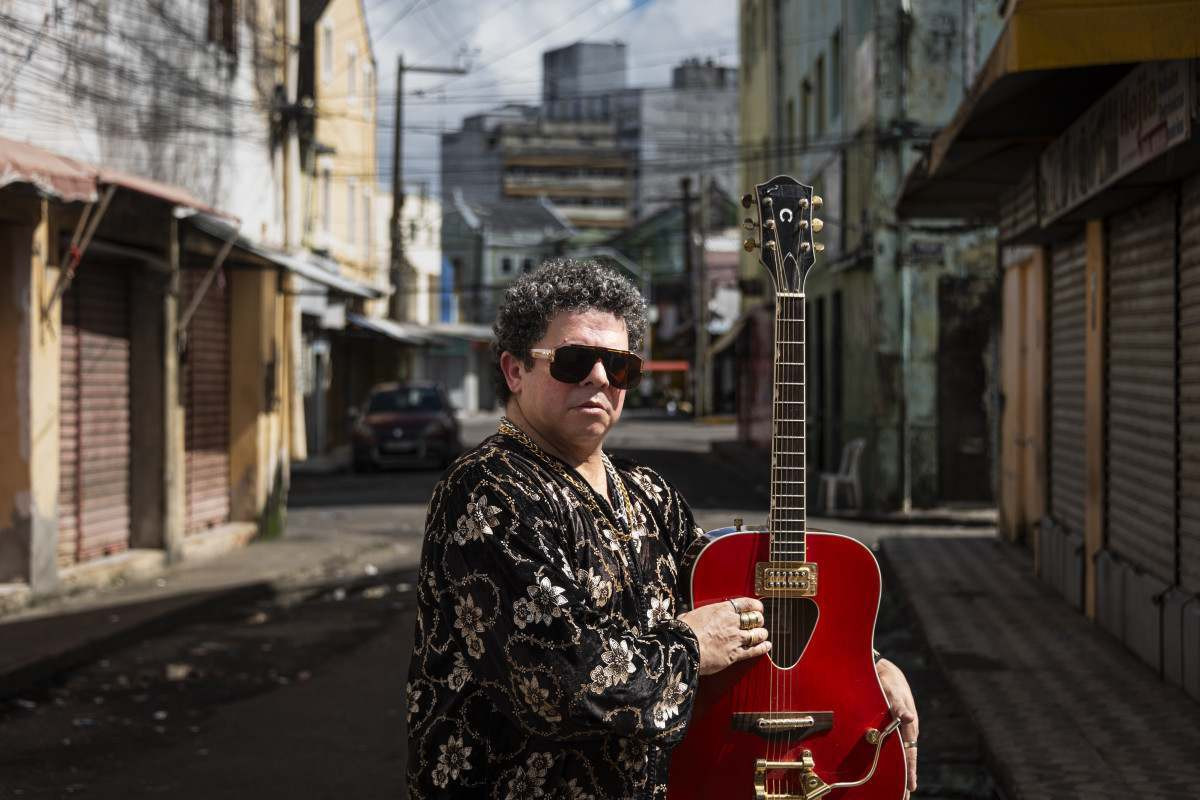 Clayton Barros estreia carreira solo com o álbum 