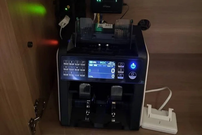 Máquina de contar dinheiro apreendida com um dos alvos/Divulgação/Policia Federal