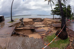 Eros&atilde;o na Orla do Janga, no Paulista