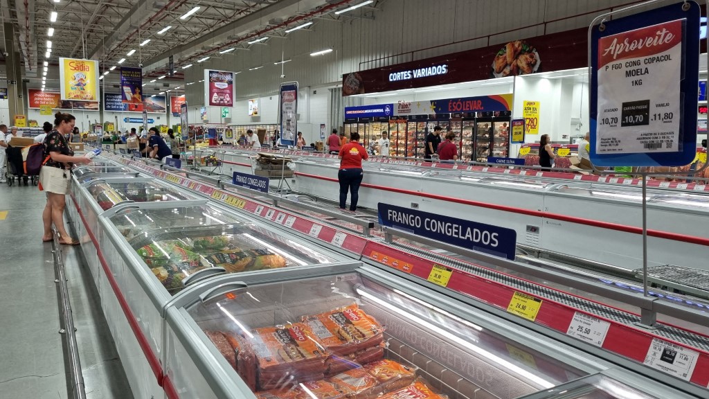  Due to inflation, 58% of Brazilians buy less food than they used to, and consumers claim that President Luiz Inacio Lula da Silva's administration bears ''a lot of responsibility'' for the rise in food prices in recent months. (Photo by Cris Faga/NurPhoto) (Photo by Cris Faga / NurPhoto via AFP)/ NurPhoto via AFP