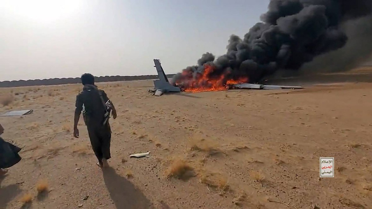 Rebeldes houthis junto aos destroços de um drone saudita abatido, no noroeste do Iêmen./HANDOUT / ANSARULLAH MEDIA CENTER / AFP