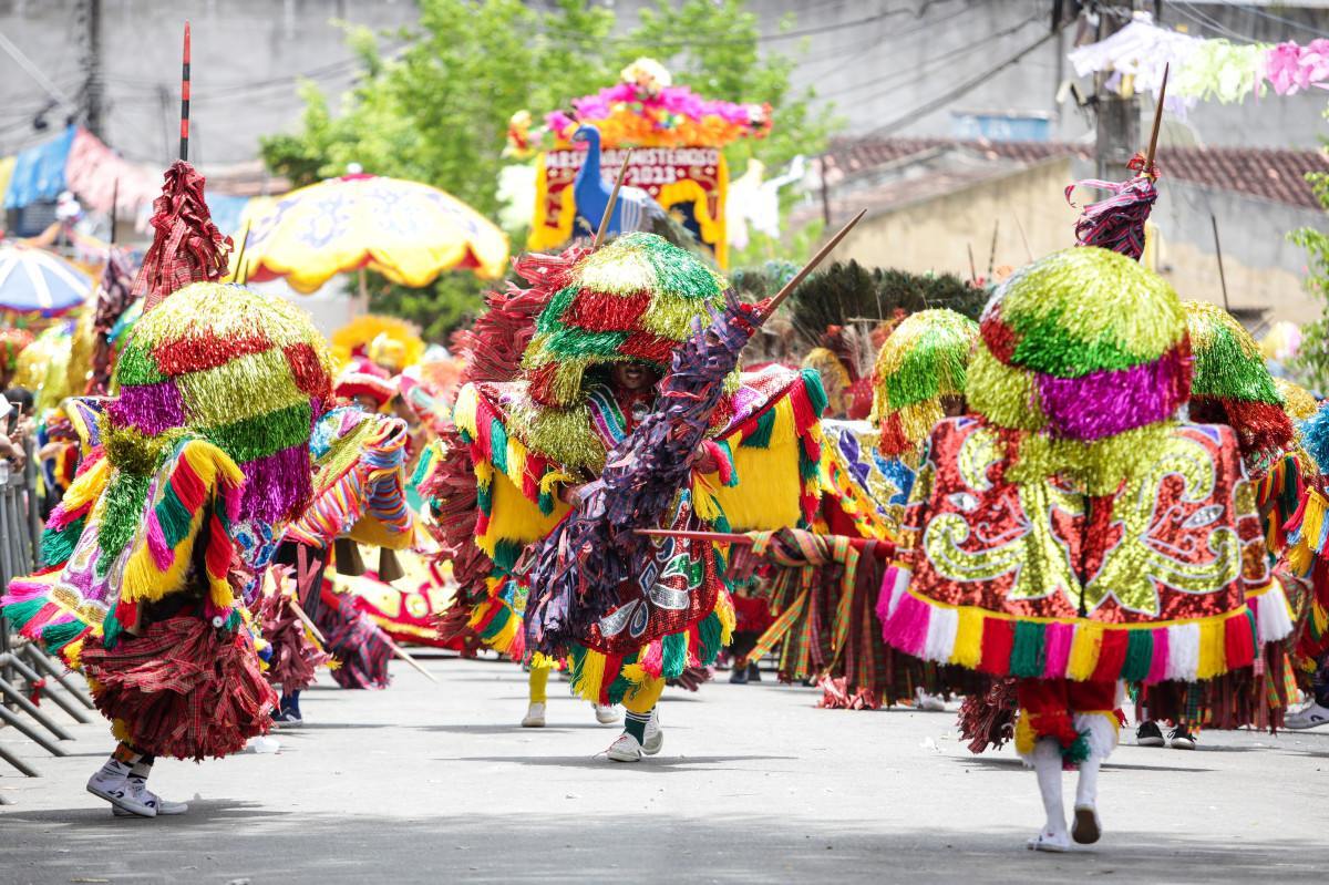 O maracatu rural, ou de baque solto, é uma das principais manifestações culturais de Nazaré da Mata/Rafael Vieira/DP Foto
