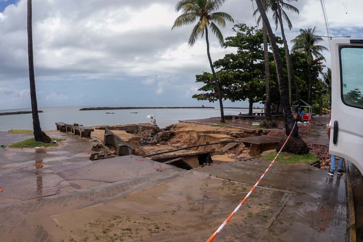Erosão na Orla do Janga, no Paulista (Foto: Rafael VieiraDP)