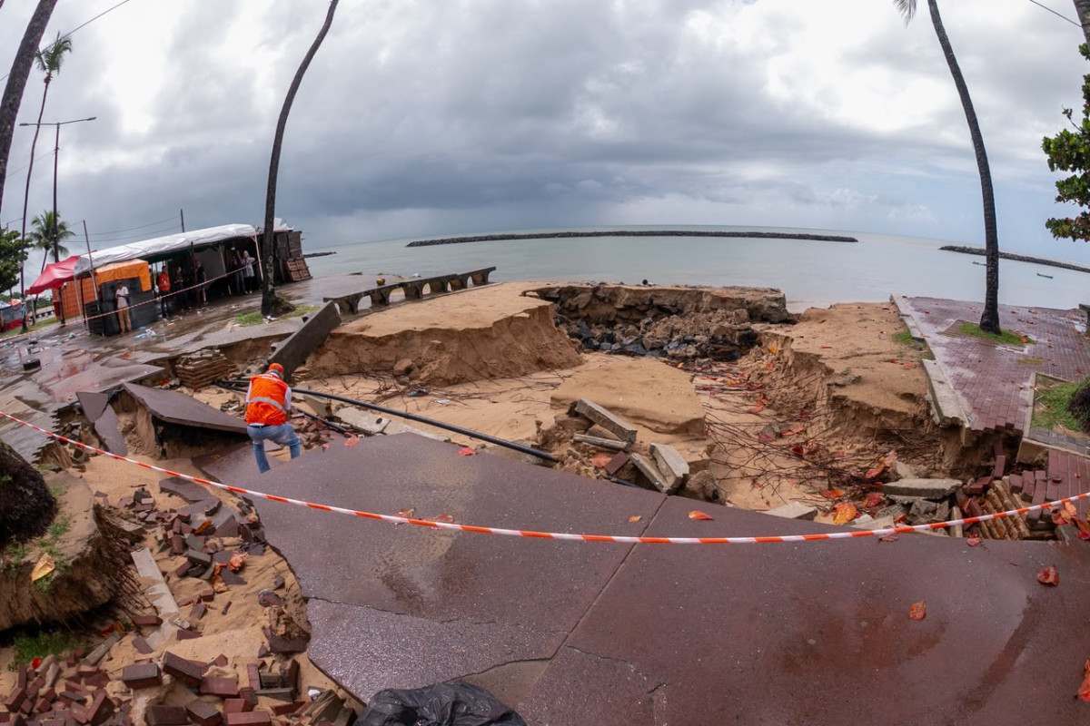 Erosão na Orla do Janga, no Paulista (Foto: Rafael VieiraDP)