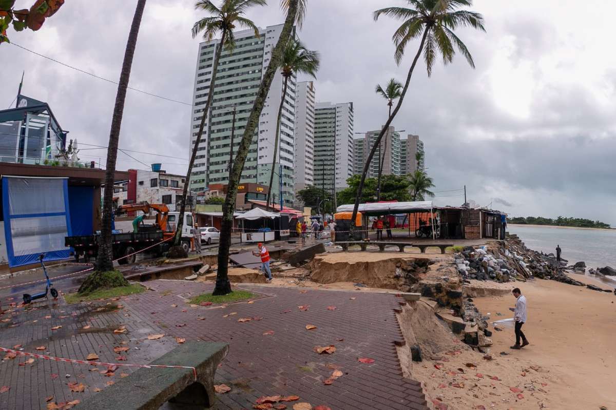 Erosão na Orla do Janga, no Paulista (Foto: Rafael VieiraDP)